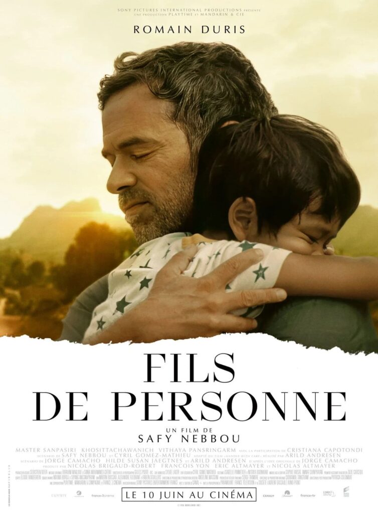 Affiche de Fils de personne avec Romain Duris enlaçant l'enfant jouant Mapring