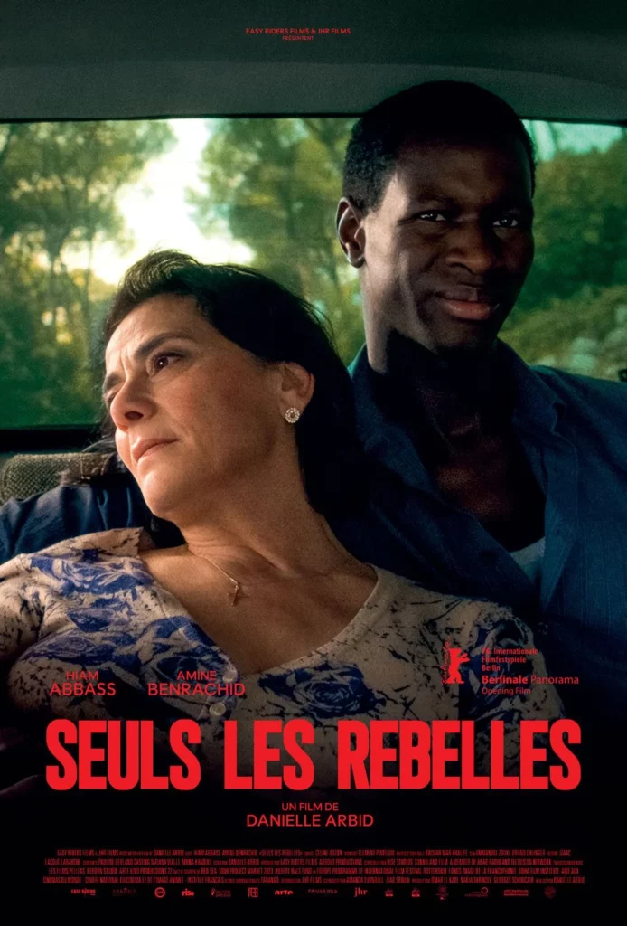 Affiche Seuls les rebelles avec les acteurs enlacés à l'arrière d'une voiture